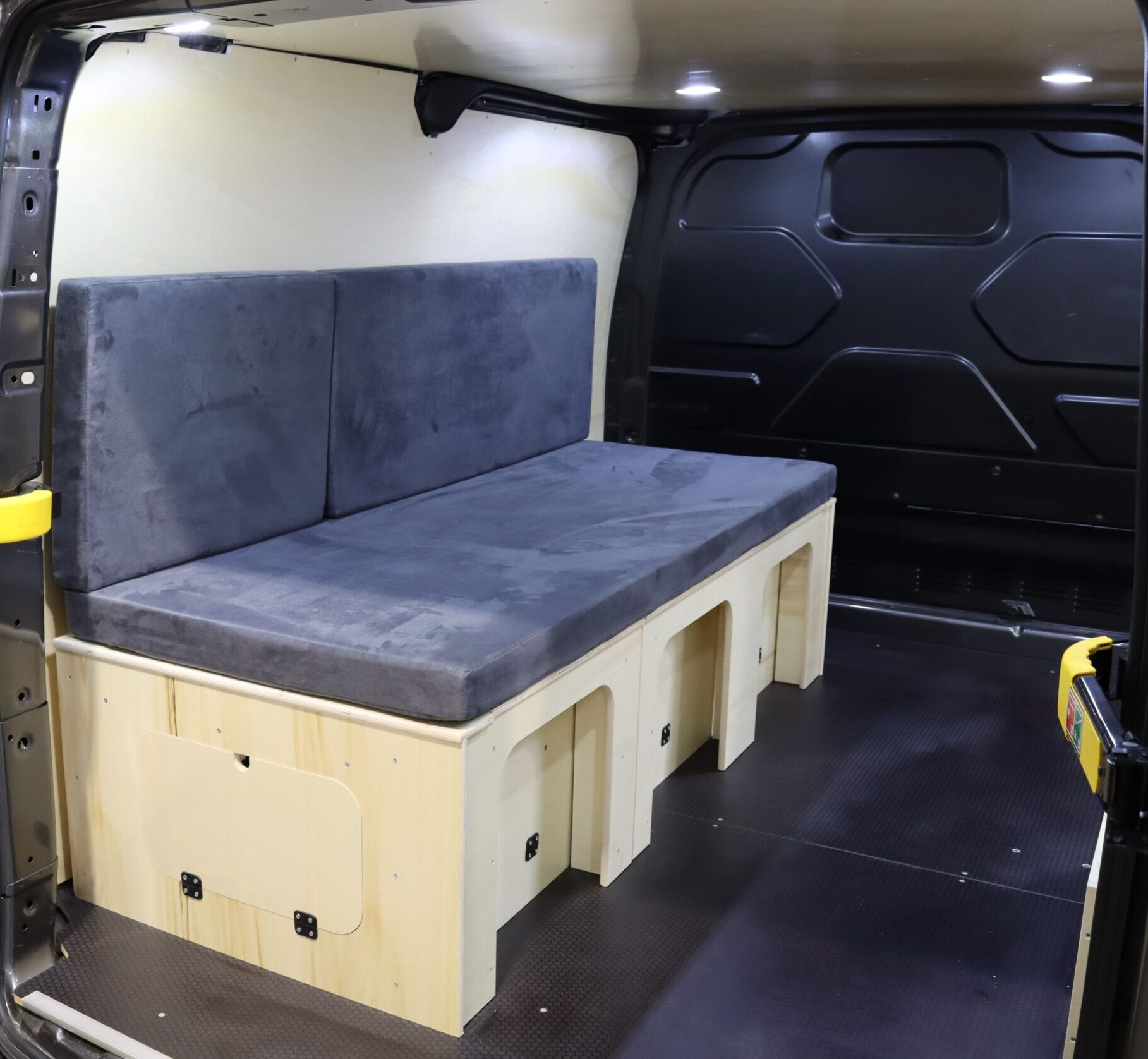 Kit d amenagement Saint Raphael Ford Custom L1 H1 sorti en 2023 MDP Loisirs